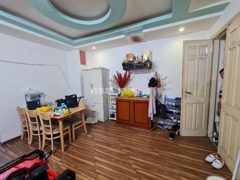 Căn hộ tầng 11 chung cư 27 Lạc Trung